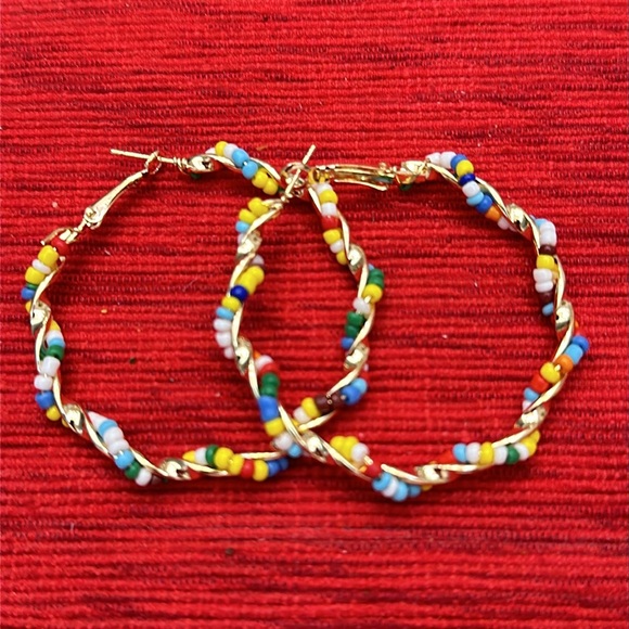 Beaded and braided gold hoop earrings - Picture 2 of 4